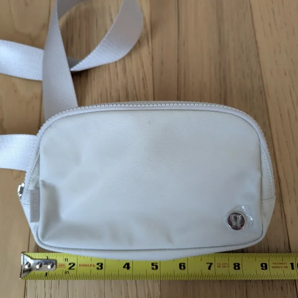 Lululemon Everywhere Belt Bag, 1L Grey Silver - Picture 10 of 12